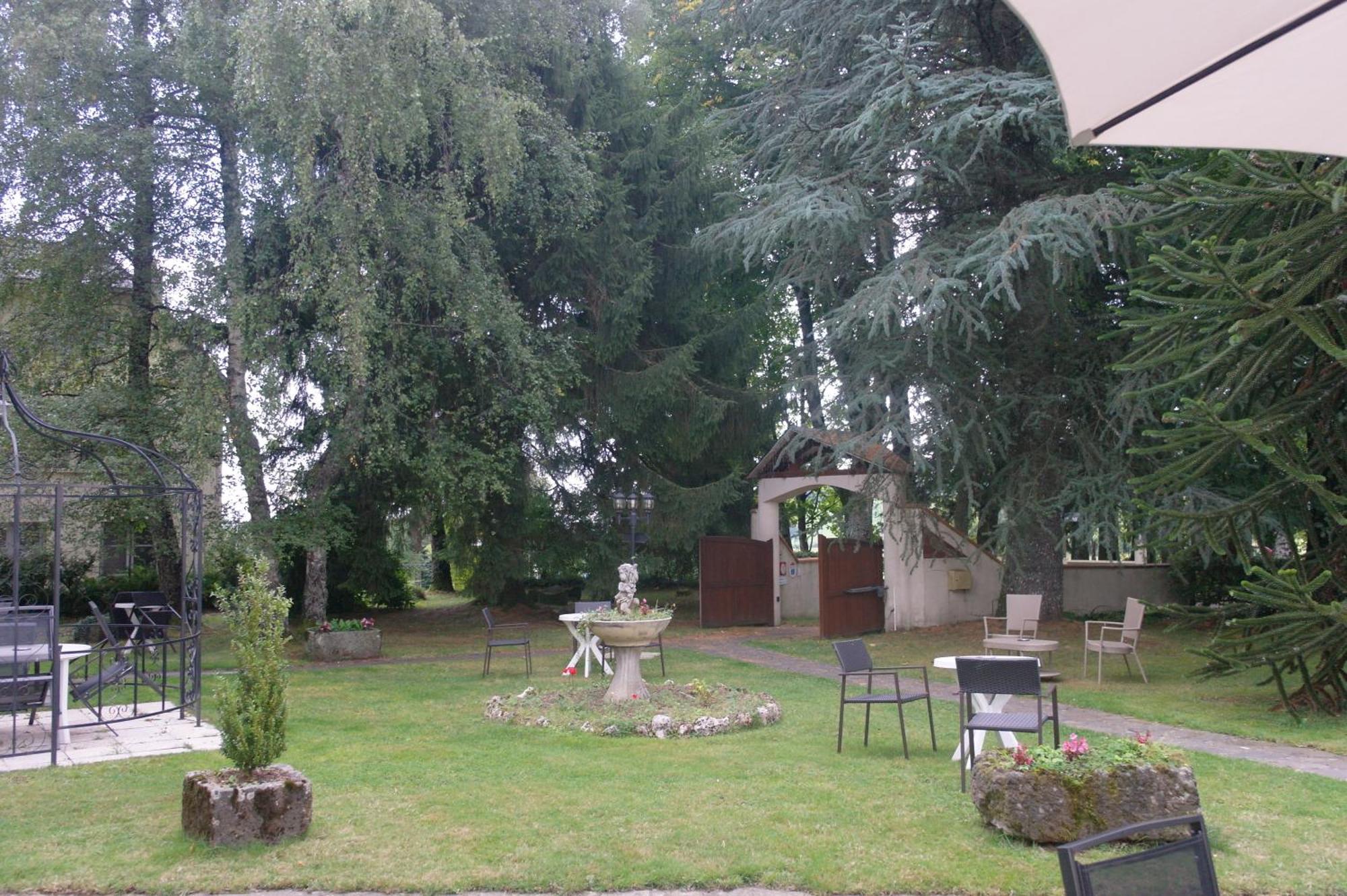Hostellerie Saint Clément Vic-sur-Cère Exterior foto