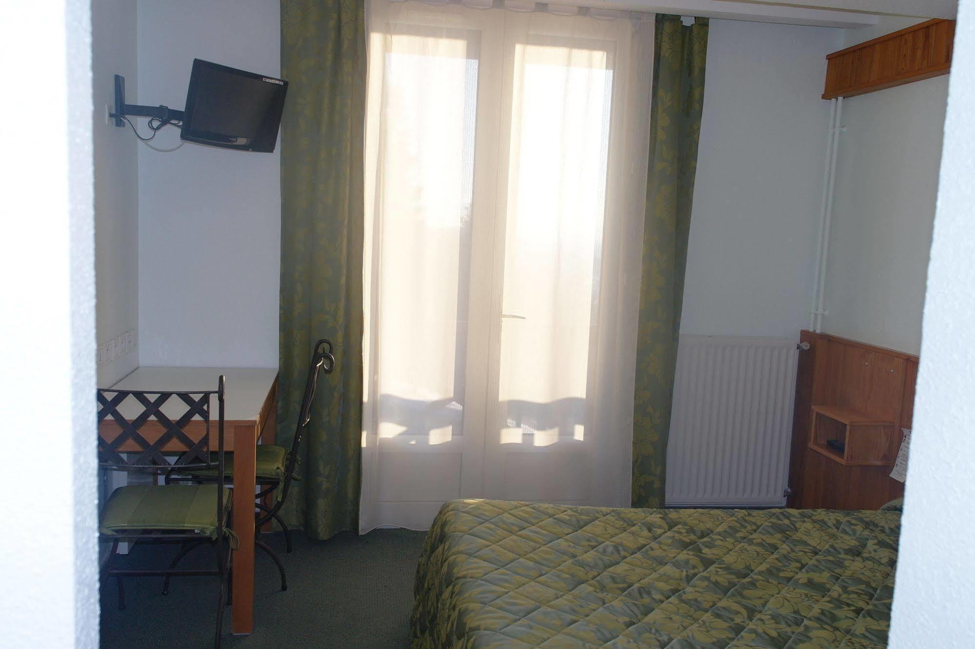 Hostellerie Saint Clément Vic-sur-Cère Exterior foto