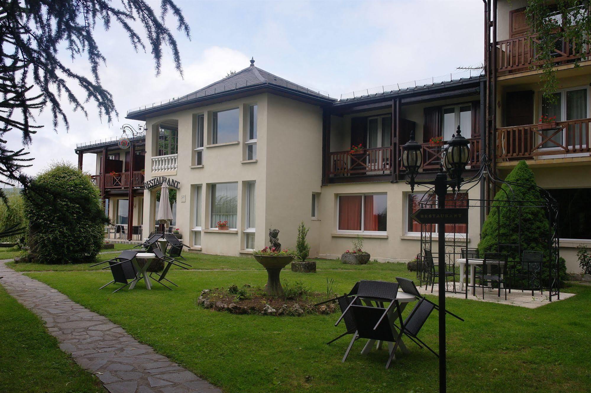 Hostellerie Saint Clément Vic-sur-Cère Exterior foto