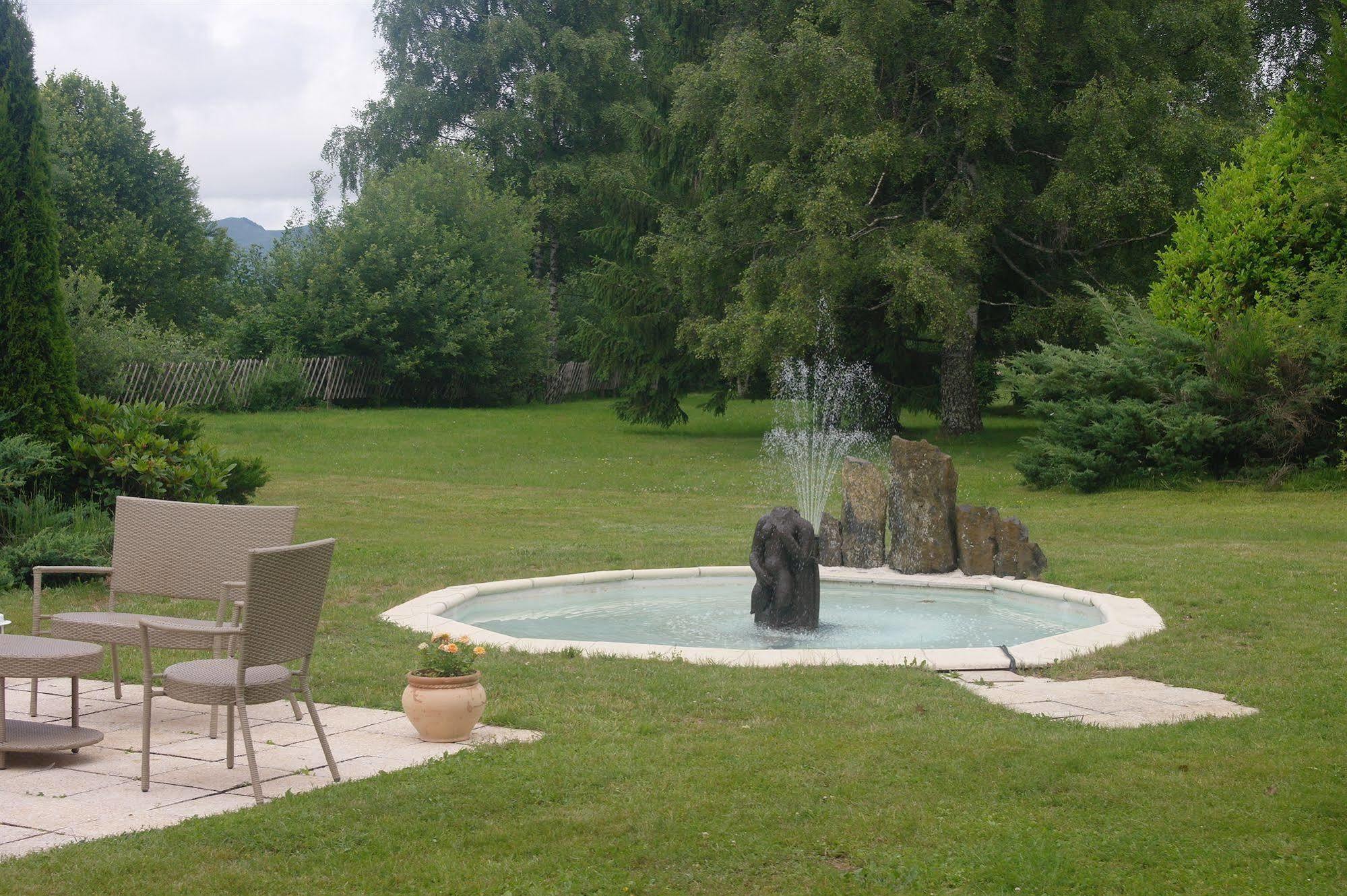 Hostellerie Saint Clément Vic-sur-Cère Exterior foto